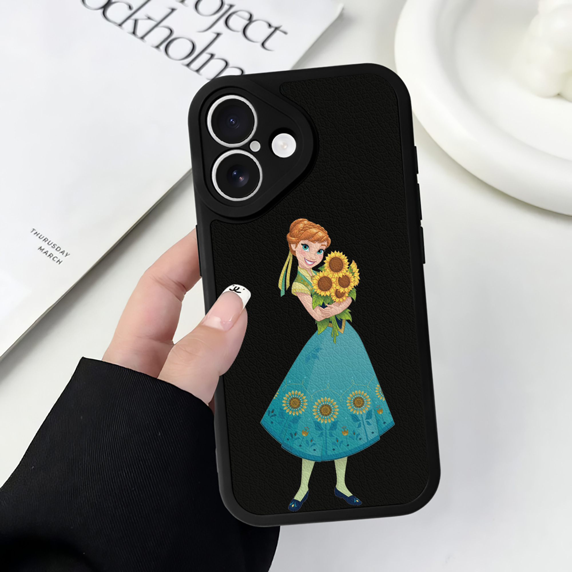 （画像用） アナと雪の女王 アンナ エルサ Frozen Anna Elsa 【iPhone 16シリーズ対応】シリコンスマホケース（レザー調） 材質：シリコン